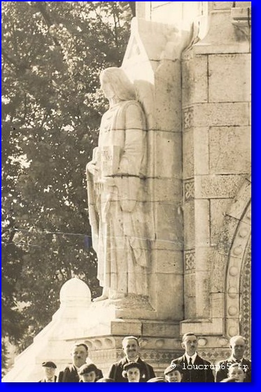 CPA "Lourdes L'autel du monument aux morts de la guerre" 